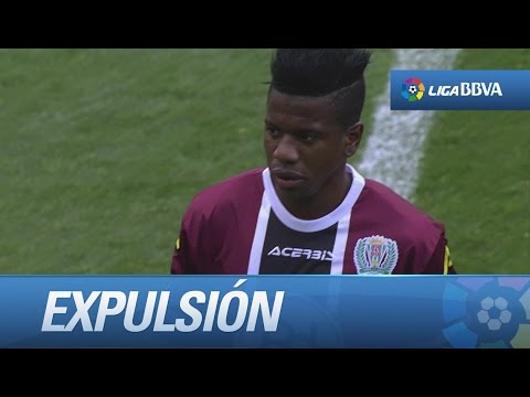 Expulsión de Ekeng, le da una patada en la cara a Vitolo