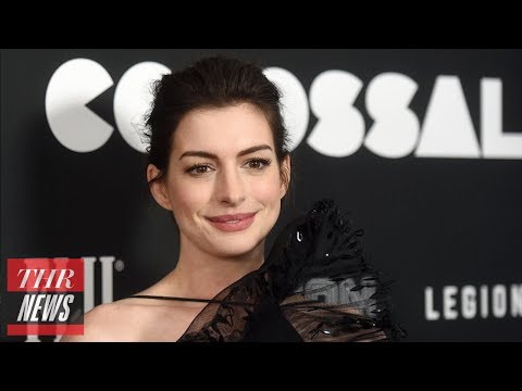 download lagu mp3 mp4 Anne Hathaway Amy Schumer Barbie, download lagu Anne Hathaway Amy Schumer Barbie gratis, unduh video klip Anne Hathaway Amy Schumer Barbie