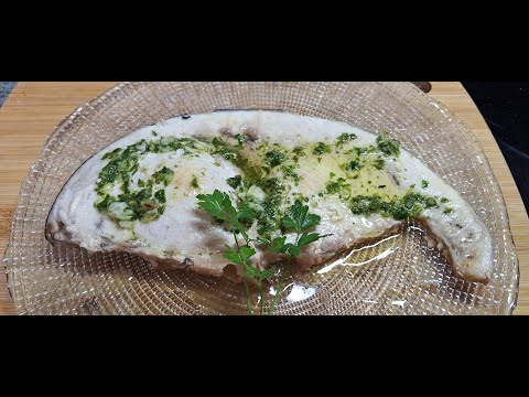 Emperador o pez espada con salsa de ajo y limón: Emperor or swordfish with garlic and lemon sauce.