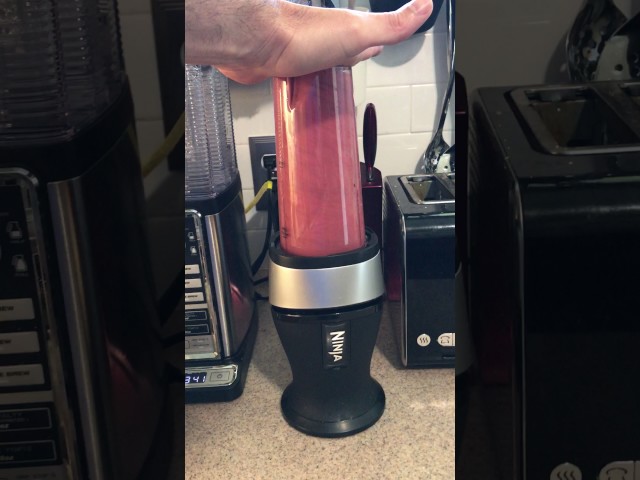 Vídeo relacionado con Ninja Slim Batidora de vaso para smoothies, 700 W, 2 vasos de 470 ml con tapa con boquilla, batidora individual, tritura hielo y fruta congelada, en plateado y negro, QB3001EUS