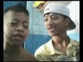 Niños graciosos cantando 