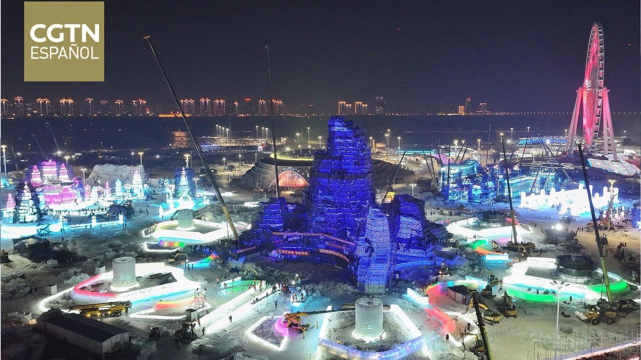 La torre principal del 27º Mundo de Hielo y Nieve de Harbin alcanza su altura final