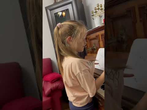 Eva se joaca la pian partea 1/2 “compune” cantecele 🫶🏼