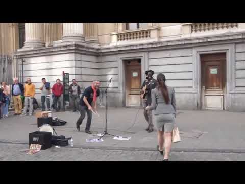 Frau trifft auf Straßenmusiker - damit hätte niemand gerechnet!