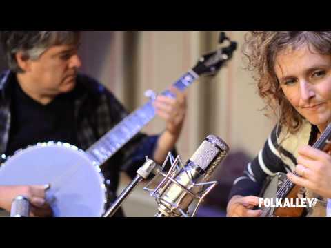 Folk Alley Sessions: Béla Fleck & Abigail Washburn - "Little Birdie"