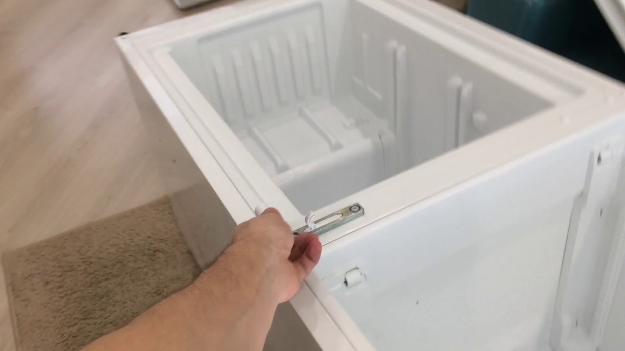 Как перевесить дверцу холодильника самому? Bosch Видео