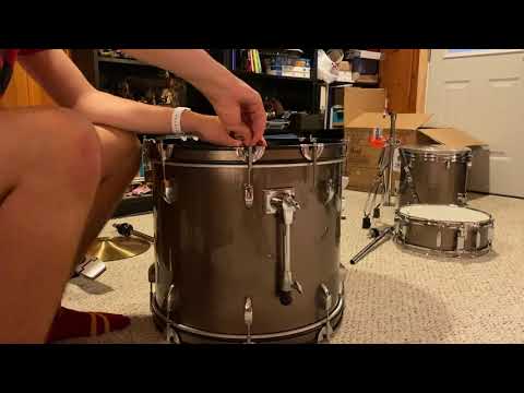 Final Tightening of the Floor Tom with Lugs and Tension Rods