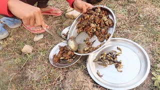 preview picture of video 'hunt the crab and fish and cooking on the field with native people || village food || delicious '