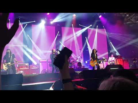 The Hollywood Vampires - You Can't Put Your Arms Around A Memory (Brno,16.7.2023)