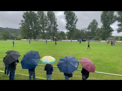 Satter Volley in den Winkel