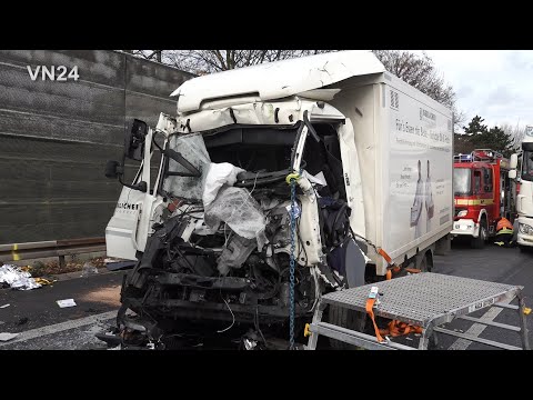 03.12.2021 - VN24 - Truck collides with semitrailer - rescue helicopter lands on A1