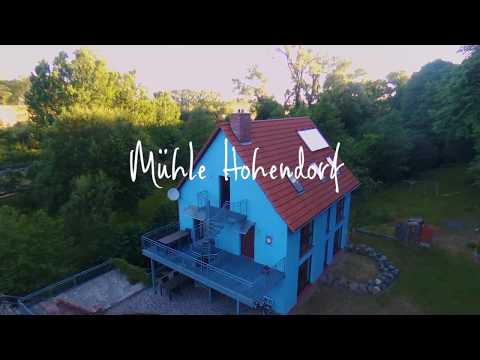 Erkunden Sie das Gelände der alten Wassermühle aus der Vogelperspektive.