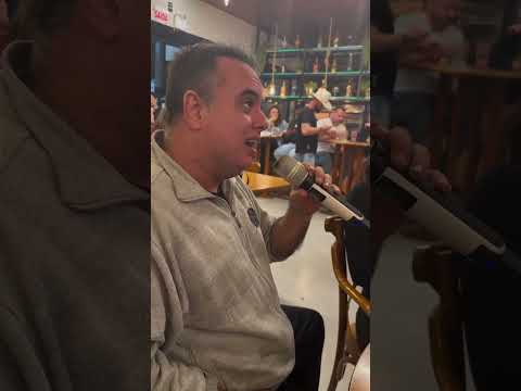 Canta mais do que a maioria dos cantores do Brasil.