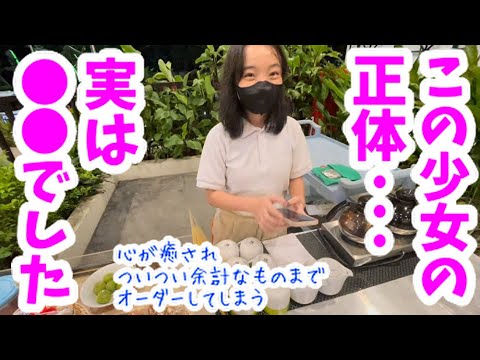 [Indonesia] Una niña vendiendo alegremente fideos instantáneos en un puesto a altas horas de la noche...