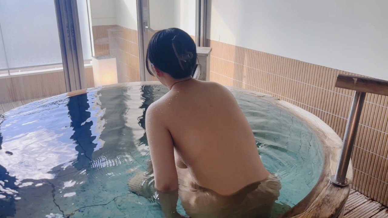 【タオル無し】みちのく温泉女子の紅葉の檜たる風呂でしっとり湯涼み…東北の秋を満喫🍁