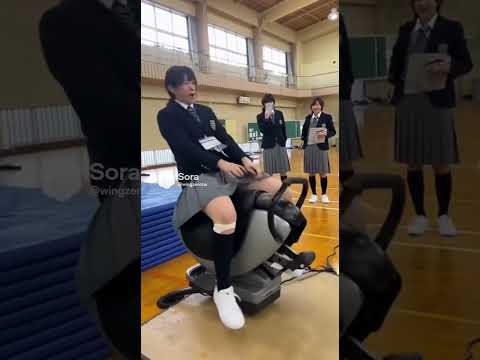 乗馬マシンで転倒するJK