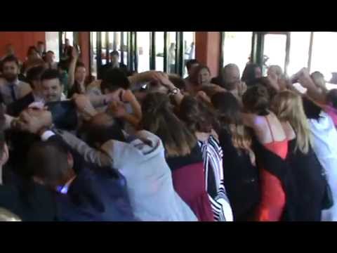 ENTRATA SPOSI DIVERTENTE AL RISTORANTE CASALE DELLE ARTI MUSICA MATRIMONIO BY FRANCESCO BARATTUCCI