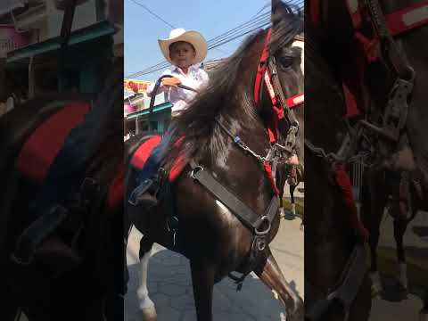 niño monta a caballo 🐎 en Chalatenango #shorts #elsalvador #diaspora #2023