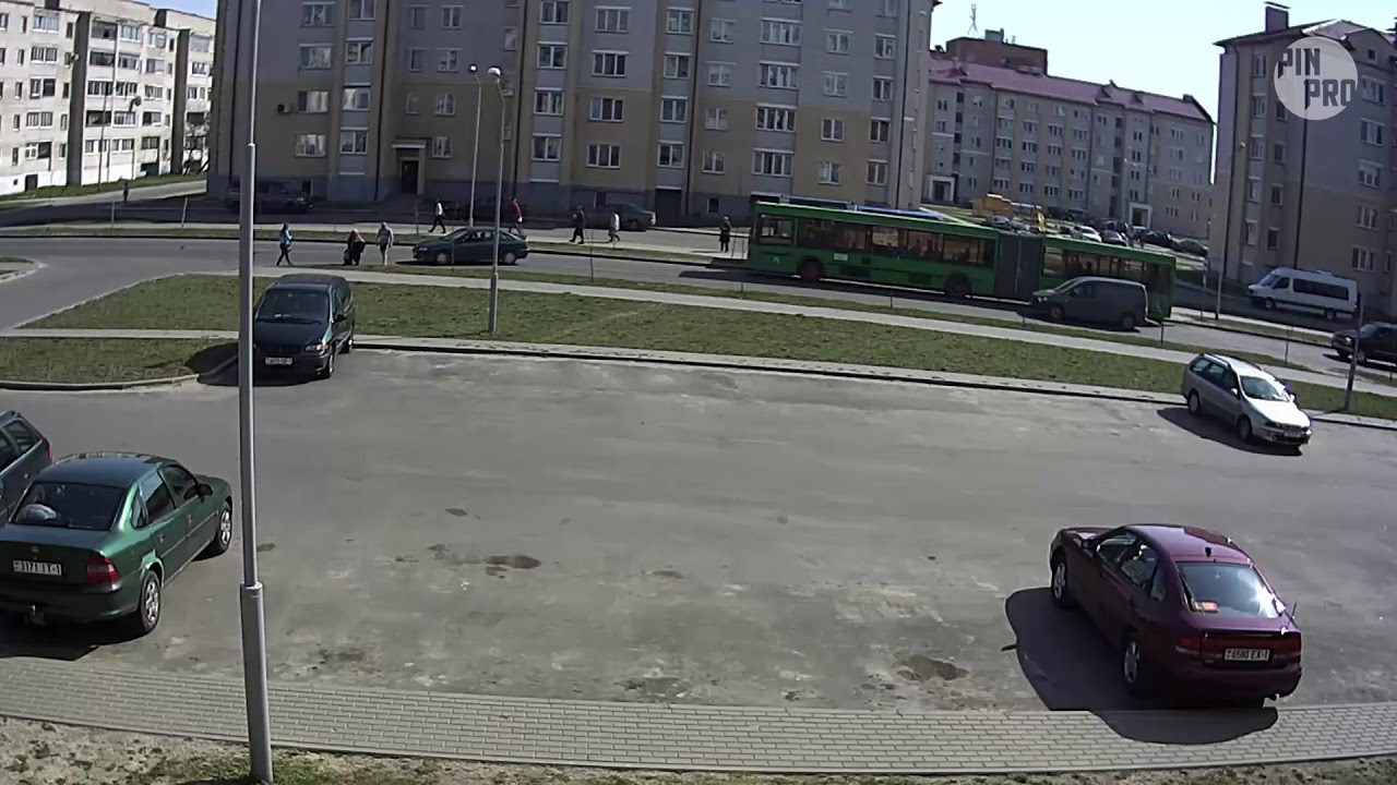 Школьник выбежал из-за автобуса - угодил под колеса