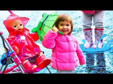 Bianca fa la passeggiata con le bambole sotto la pioggia! Video con bambini che giocano