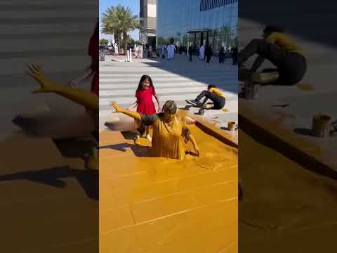 أغرب مطاردة في شارع دبي... والسبب رسمة! 😱 #اكسبلور #ضحك #دبي #shortsvideo