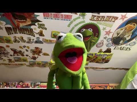 Kermit and Robin the Frog and Miss Piggy Sing Bless Us All