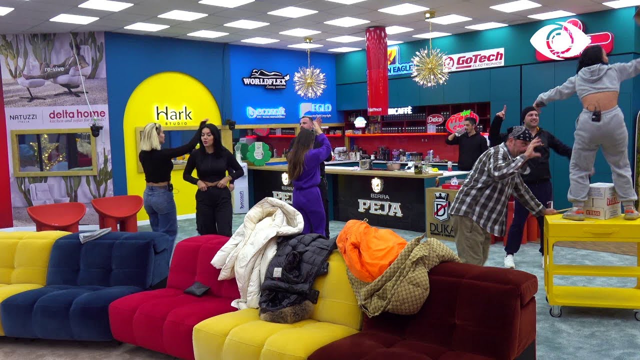 Vallja e Krushqve'/Banorët këndojnë e kërcejnë