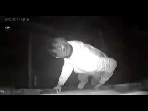 Des voleurs à moto tentent d’ouvrir un camion en marche et ça finit mal pour eux