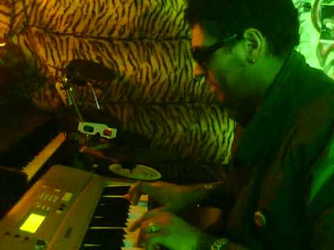 Gystere - Pick Up The Phone (live on keyboard)