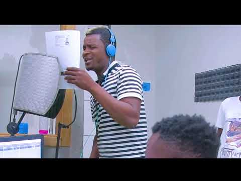 Executivos e Rei Panda em estúdio cantando ao vivo