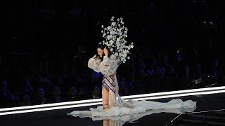 Chinese model falls at Victoria's Secret show