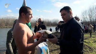 35-ма смелчаци скочиха за кръста във водите на река Марица в Димитровград