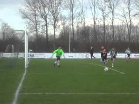 Ilas (Tricht C1) stuit op de keeper van Oranje Wit C2 (10-12-2011)