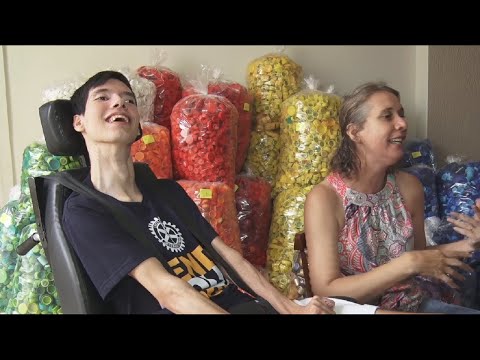 Jovem com paralisia arrecada tampinhas de plástico