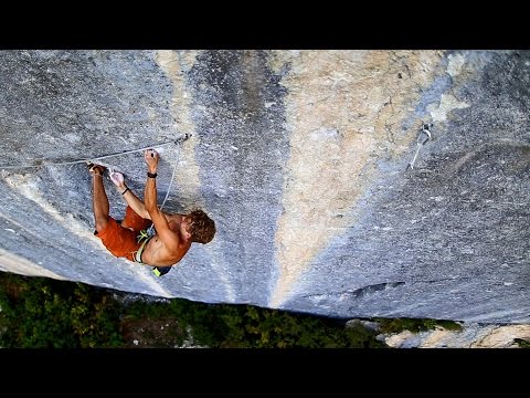 Pirmin Bertle in "Des scènes bizzarres dans la mine d'or", 9a+, in Jansegg