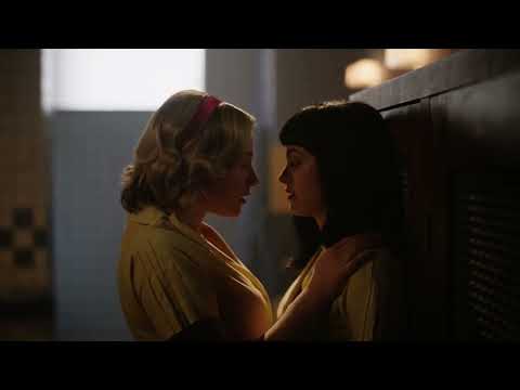 Betty and Veronica lesbian kiss | Riverdale (7x9)