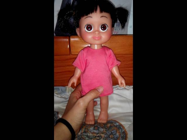 Vídeo relacionado con Disney Store: muñeca de Peluche de Boo, Monstruos S.A., 23 cm, confeccionada en un Tejido de Peluche con Detalles Bordados, Juguete Adecuado para Todas Las Edades