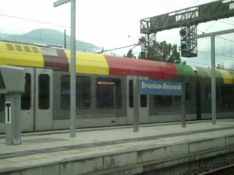 Ankunft einer "Pustertal-Bahn" in Bruneck / Arrivo del "Treno val Pusteria" a Brunico