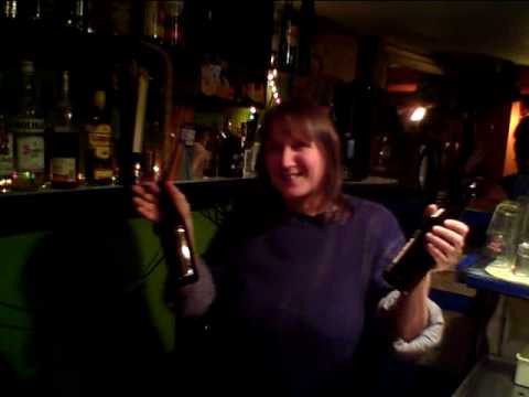 Aloha from Gaggly World im Cafe Ohne "Menschenmassen"