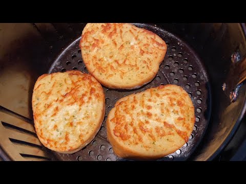 Air Fryer Frozen Texas Toast - so crispy and garlicky, my mouth is watering! 😋😋