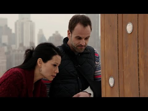 Elementary 1x24 - Sherlock names a bee after Watson