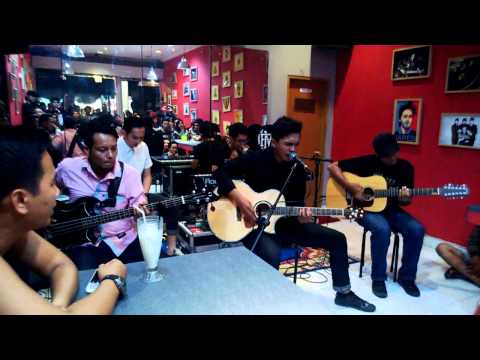 Captain Jack - Berbeda Adalah Pilihan (acoustic version) -at Mars Radiance Denpasar, Bali