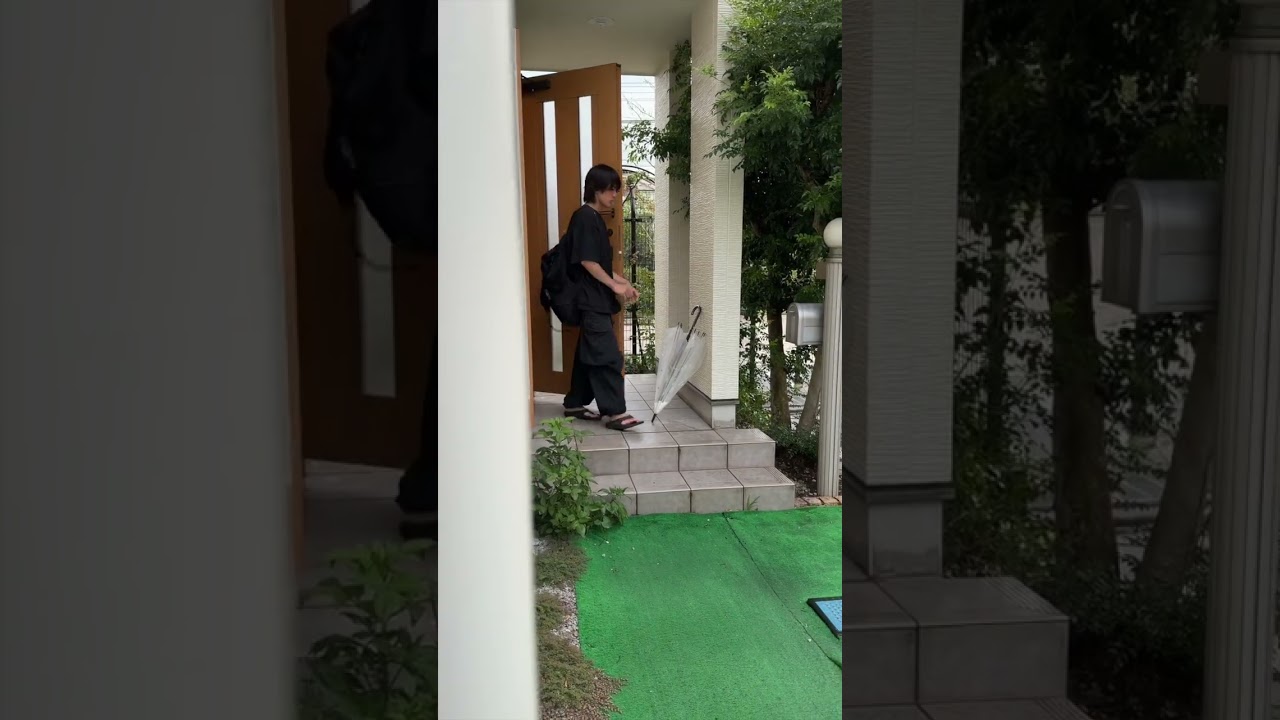 幼馴染の傘に小麦粉仕掛けてみた#幼馴染 #ドッキリ #友達あるある #面白い #イタズラ #あるある