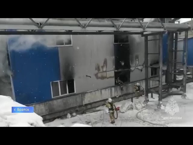 В Братске на промплощадке фанерного производства произошел пожар