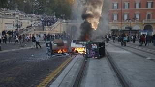 La devastazione nel centro di Bologna durante i tafferugli: cassonetti in fiamme, idranti e lacri...