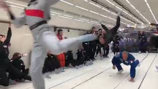 سباق عدو في انعدام جاذبية An enemy race in the absence of attraction