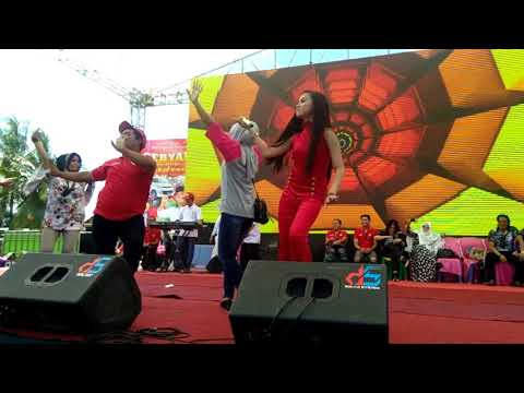 Goyang DUMAY # 2 putri bahar di gebyar   2017 di wajo