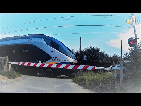 Passaggio a livello Strada Gavarra SP 456 (AT) treno in transito # railroad crossing # bahnübergang