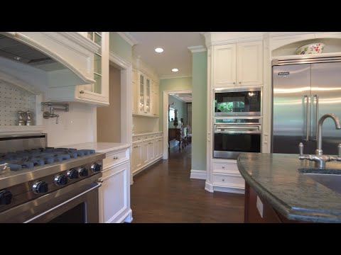 Brookville, NY - 33 Farmstead Ln