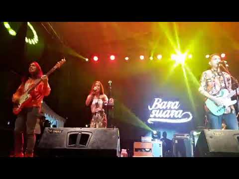 Personel Band Barasuara Tampil di Kickfest 2017 dengan Atraksi yang Membuat Penonton Histeris